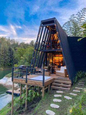 Stunning lakefront retreat, breathtaking views